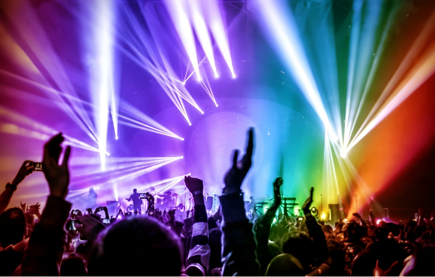 Pubblico e fasci di luce colorati durante uno spettacolo
