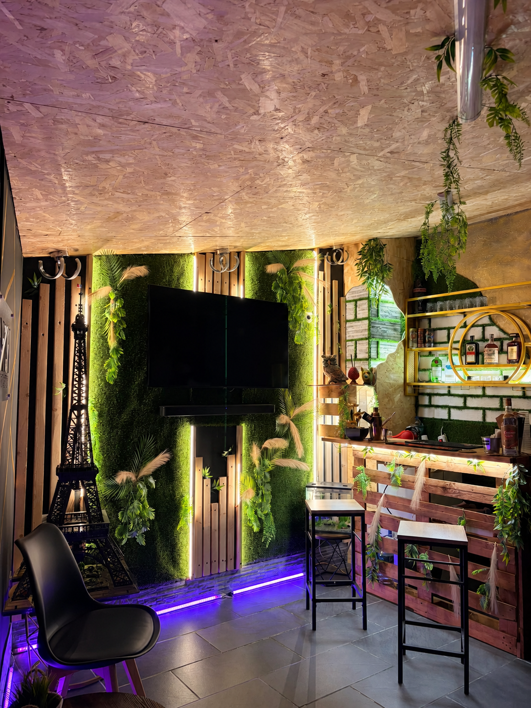 Lo studio Rental-Tech, con area bar, schermo e illuminazione d’atmosfera